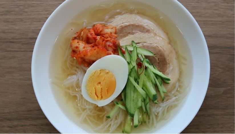 具材が豊富に乗った冷やしラーメン