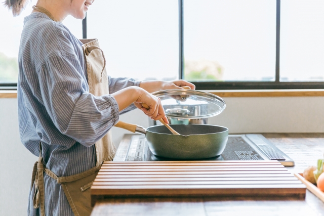 キッチンで料理するエプロン姿の女性